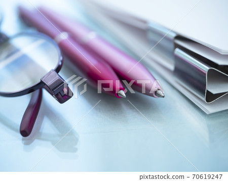 Business image · document · glasses · women 70619247