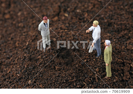 商人在土壤上討論 70619909