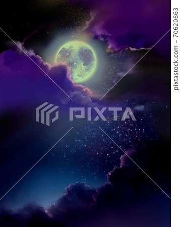 可疑的紫色雲層和美麗的月光夜空的背景 70620863