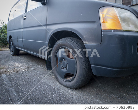 Abandoned car 70620992