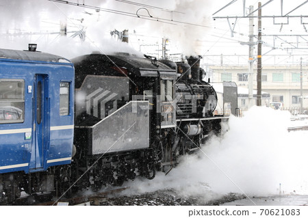 SL Kita-Biwako in the snowy landscape 70621083