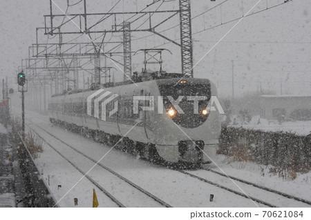 Express Thunderbird running in the snow 70621084