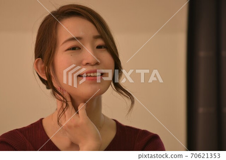 女性的面部表情 70621353