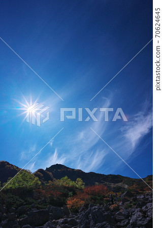 Tengubara in autumn sky and autumn leaves Tengubara in autumn sky and autumn leaves 70624645