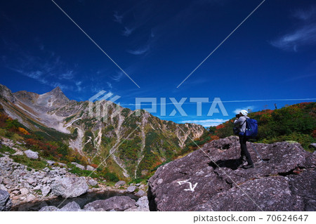秋天的天空和秋天的樹葉從天狗山的矢立山的景色 70624647