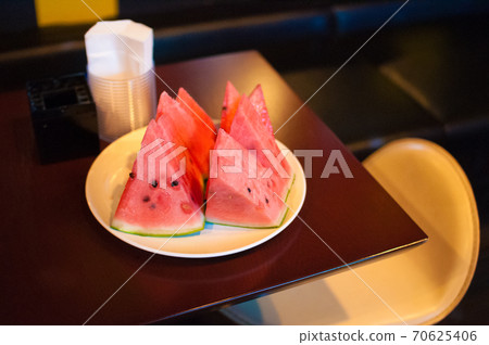 桌上有很多切好的西瓜 桌上有很多切好的西瓜 70625406