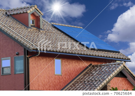 生態房屋西式屋頂，太陽能電池板和藍天 70625684