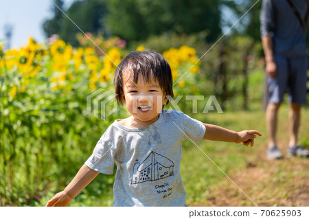 在向日葵田玩耍的小男孩 在向日葵田玩耍的小男孩 70625903