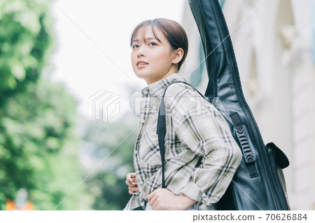 Beautiful woman, guitar, streetlife Beautiful woman, guitar, streetlife 70626884