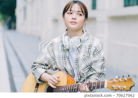 Woman, guitar, streetlife Woman, guitar, streetlife 70627062