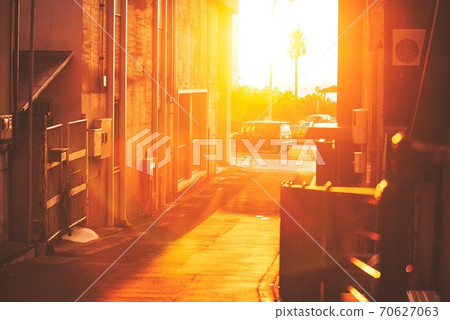 從後巷看到的日落太刺眼 70627063