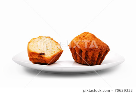 Cupcakes on a plate. 70629332