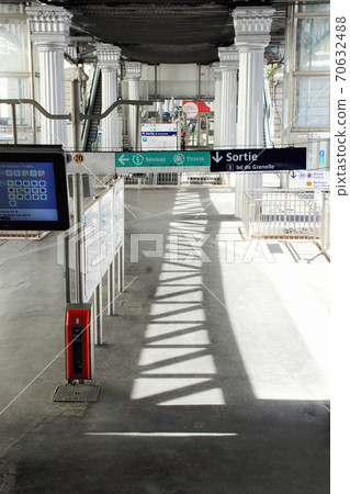 Exit display inside the ground station of the Paris subway metro 70632488