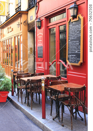 Terrace seats at restaurants in the Paris Saint-Germain area 70632508