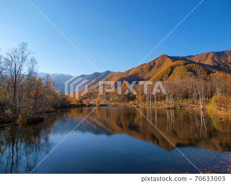 Norikura高原的秋天景色反映在水面上 Norikura高原的秋天景色反映在水面上 70633003