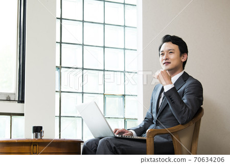 Businessman meeting 70634206