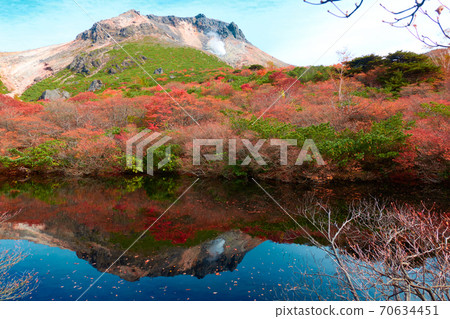 Autumn leaves of Mt. Chausu and upside-down millstone seen from the gourd pond Autumn leaves of Mt. Chausu and upside-down millstone seen from the gourd pond 70634451