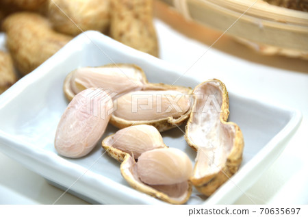 Fresh peanuts harvested in autumn, boiled in salt, taste of autumn, boiled peanuts in salt Fresh peanuts harvested in autumn, boiled in salt, taste of autumn, boiled peanuts in salt 70635697
