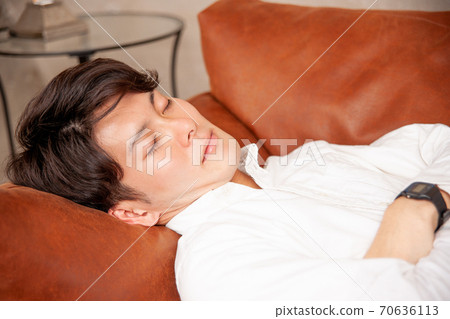 睡在沙發上的男人 70636113