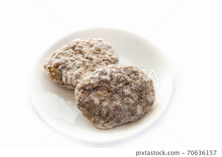 盤子上的冷凍的漢堡包 70636157