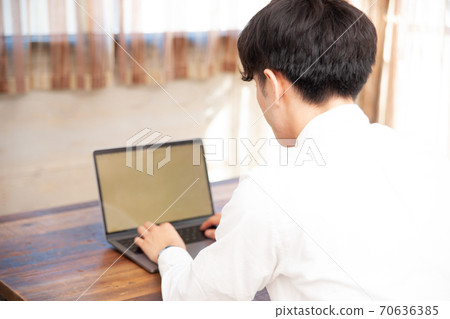 使用筆記本電腦進行遠程工作的男人 70636385