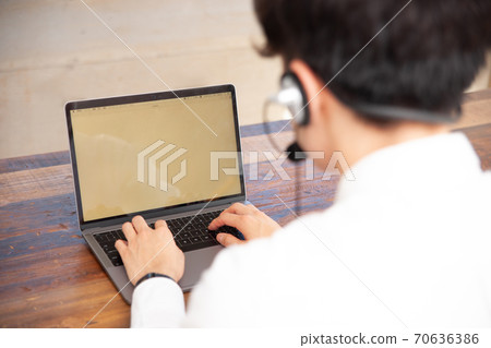使用筆記本電腦進行遠程工作的男人 使用筆記本電腦進行遠程工作的男人 70636386