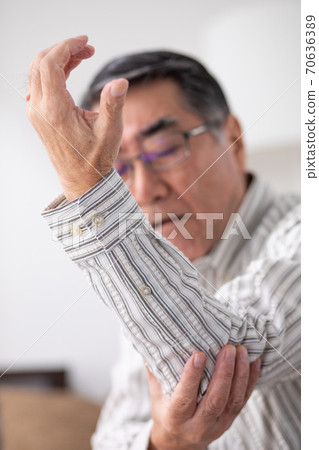 肘部疼痛的老人 肘部疼痛的老人 70636389