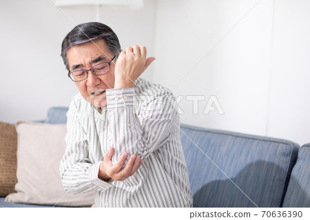 肘部疼痛的老人 肘部疼痛的老人 70636390