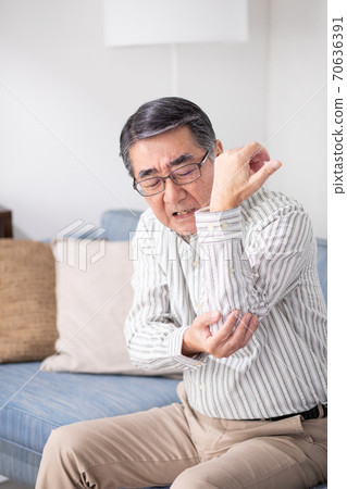 肘部疼痛的老人 肘部疼痛的老人 70636391