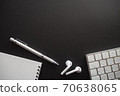 鋼筆，筆記本和文具在黑色背景畫紙上排列（水平上邊距） 70638065