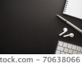 鋼筆，筆記本和文具在黑色背景繪圖紙上排列（水平左頁邊距） 70638066