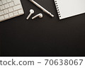 鋼筆，筆記本和文具在黑色背景繪圖紙上排列（水平底邊距） 70638067