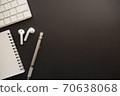 鋼筆，筆記本和文具在黑色背景繪圖紙上排列（水平右邊緣） 70638068