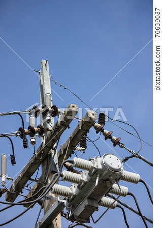 Closeup Eletricity line and electricity post Closeup Eletricity line and electricity post 70639087