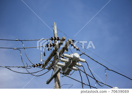 Closeup Eletricity line and electricity post Closeup Eletricity line and electricity post 70639089