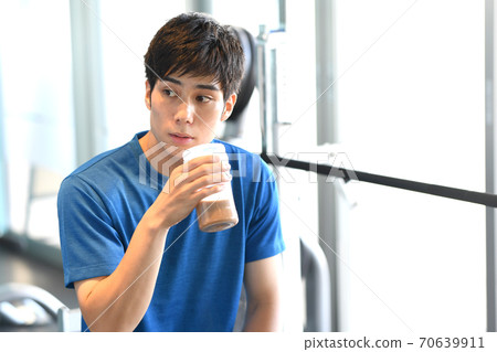 男人在健身房喝蛋白質 70639911