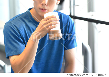 男人在健身房喝蛋白質 70640824