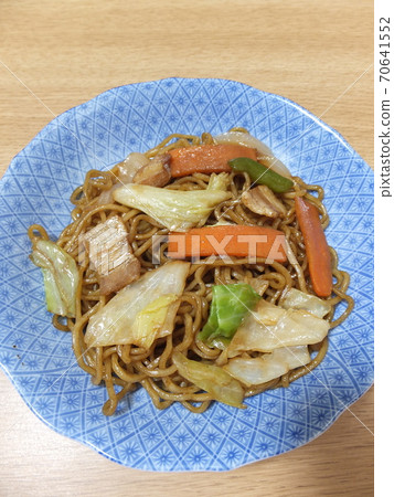 Short-time cooking Yakisoba using frozen mixed vegetables 70641552