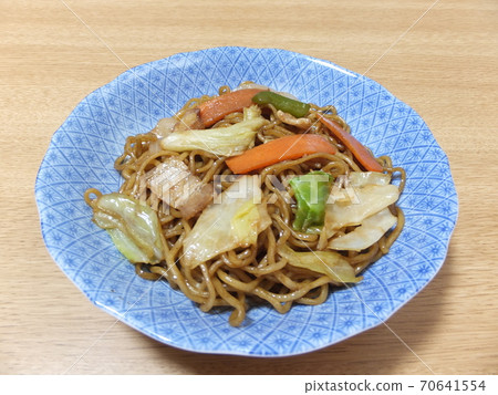 節省時間的菜餚：使用冷凍混合蔬菜的炒麵 70641554