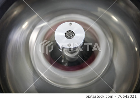 detailed view of the rotating centrifuge 70642021