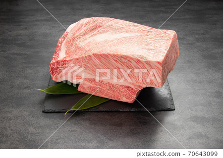 Recommended shoulder loin block meat for sukiyaki Recommended shoulder loin block meat for sukiyaki 70643099