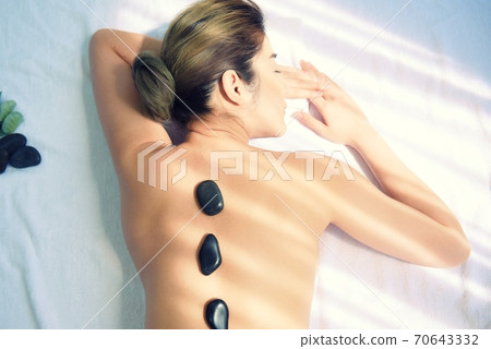 美麗的女人躺著接受按摩 70643332
