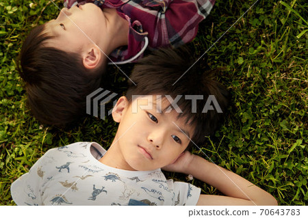 躺在草地上的男孩 70643783