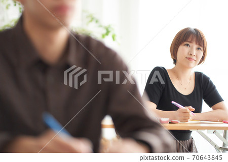 學生邊記筆記邊聽故事 70643845