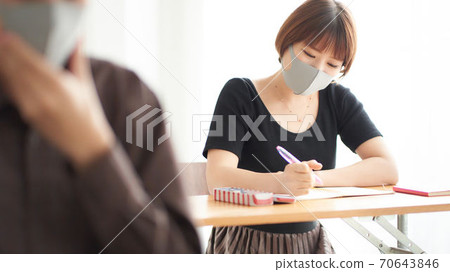 學生戴著面具做筆記 70643846