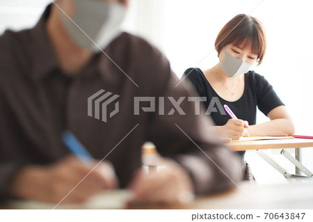 學生戴著面具做筆記 70643847