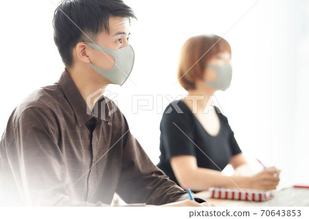 年輕人戴著口罩 70643853