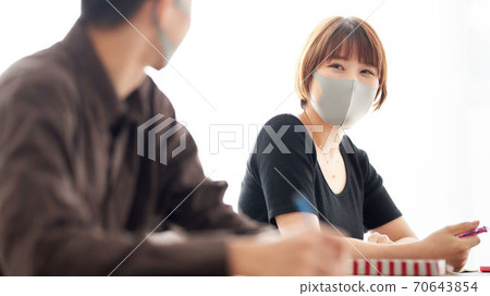 戴著面具的學生與鄰居交談 70643854