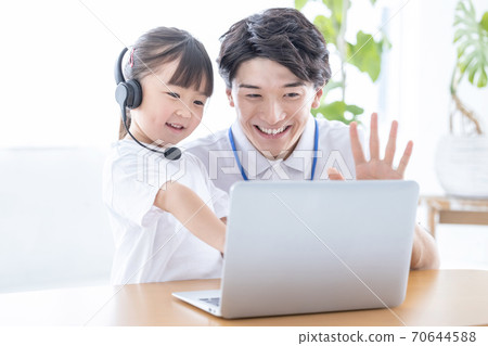 女孩上課,使用一台電腦 女孩上課,使用一台電腦 70644588