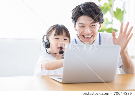 女孩上課,使用一台電腦 女孩上課,使用一台電腦 70644589